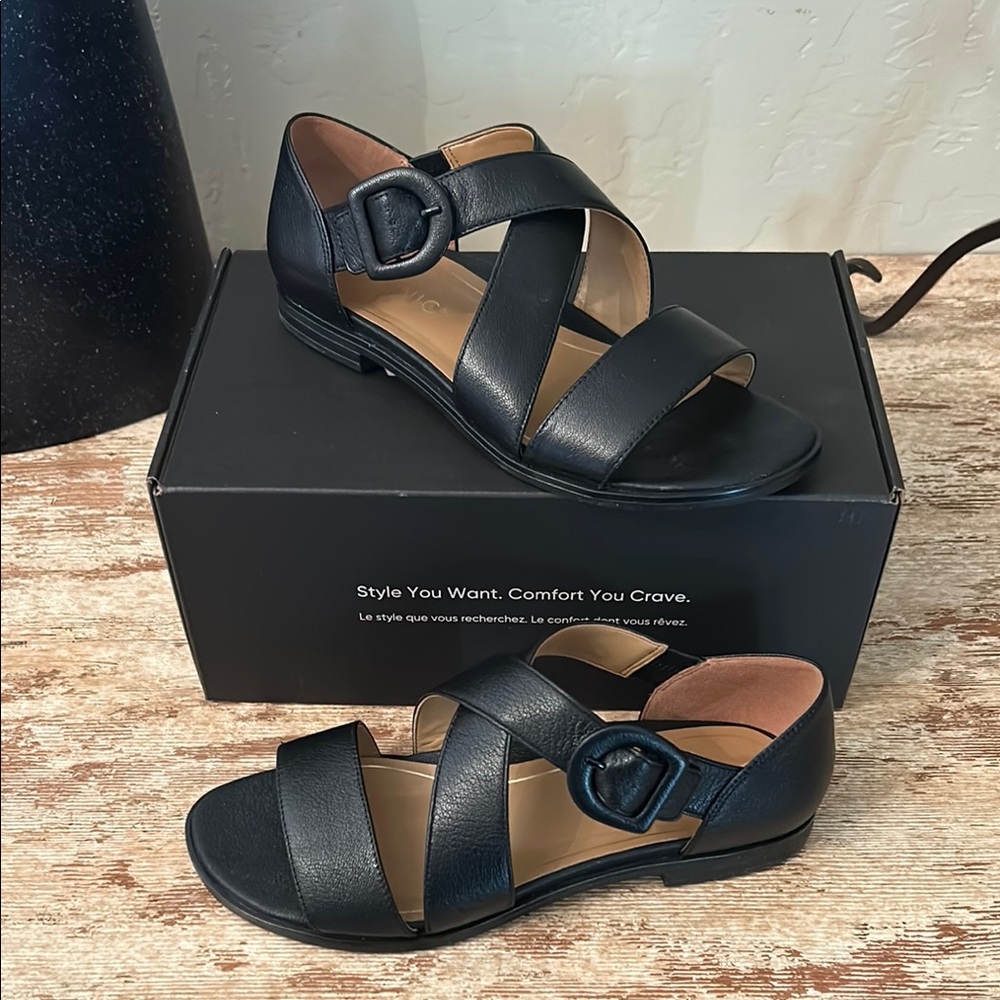 NEW Vionic 7.5 W Black Sandals with Crisscross Straps and Ankle Support